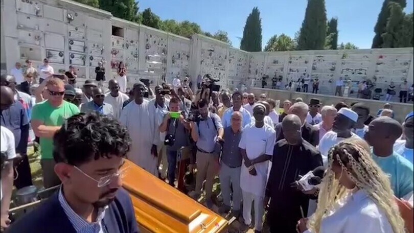 Idris, l'ultimo saluto. La figlia canta "No woman no cry"