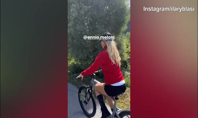 Ilary e Bastian, in bici mano nella mano