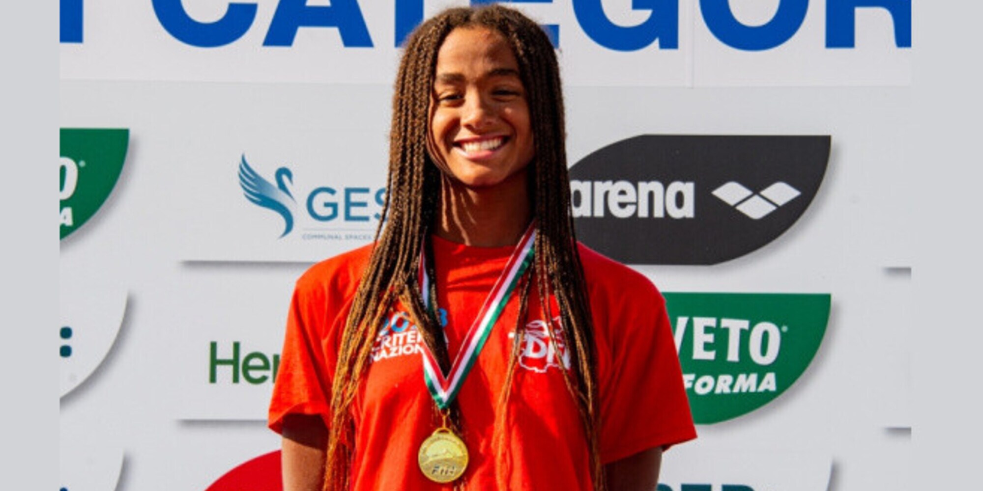 Sara Curtis regina ai Campionati Italiani di Categoria: migliorato il record italiano dei 50 sl.