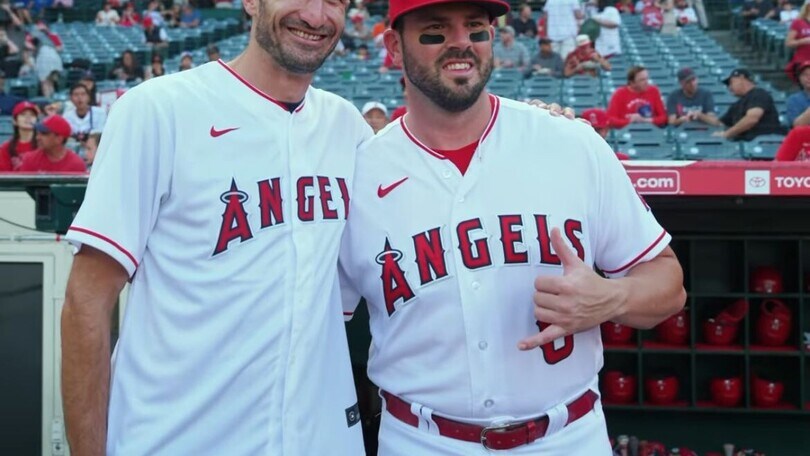 Chiellini, il Baseball e gli Angels: foto, sorrisi e primo lancio onorario