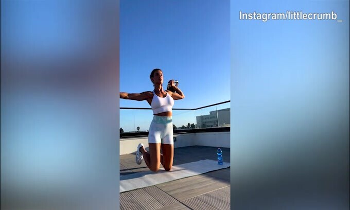 Elisabetta Canalis, proseguono gli esercizi per tenersi in forma