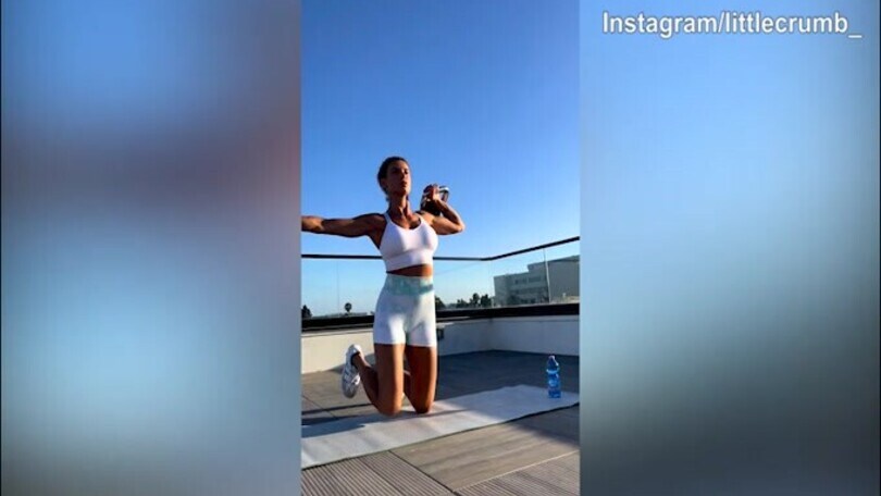 Elisabetta Canalis, proseguono gli esercizi per tenersi in forma