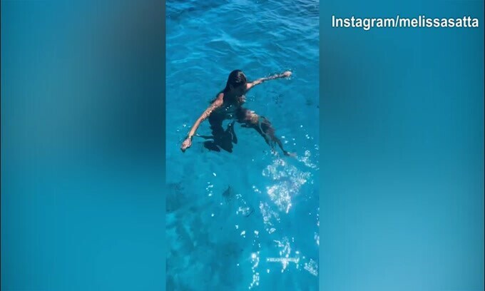 Isola di Giardinelli, nell'acqua cristallina nuota Melissa Satta