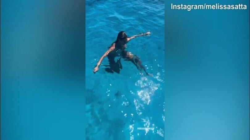Isola di Giardinelli, nell'acqua cristallina nuota Melissa Satta