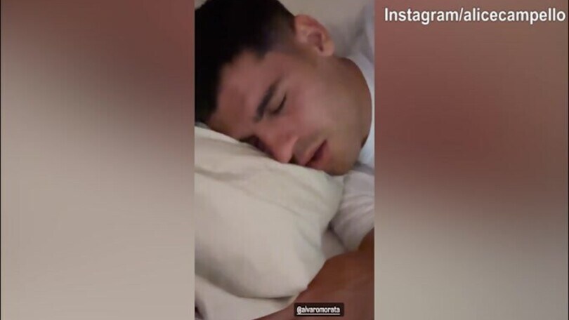 Alice Campello "stuzzica" Morata, ma lui...dorme