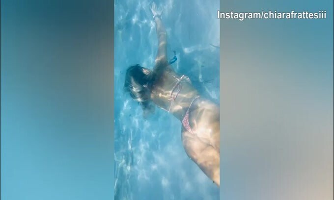La domenica di Chiara Frattesi: la nonna e poi tuffo in acqua..