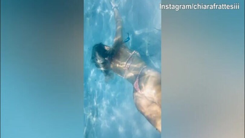 La domenica di Chiara Frattesi: la nonna e poi tuffo in acqua..