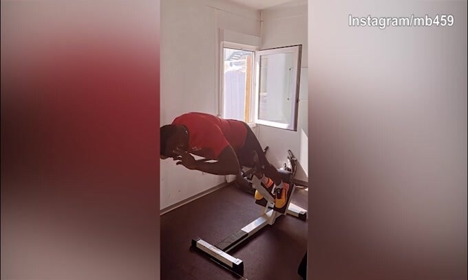 Balotelli non conosce soste: a Ferragosto l'attaccante lavora in palestra