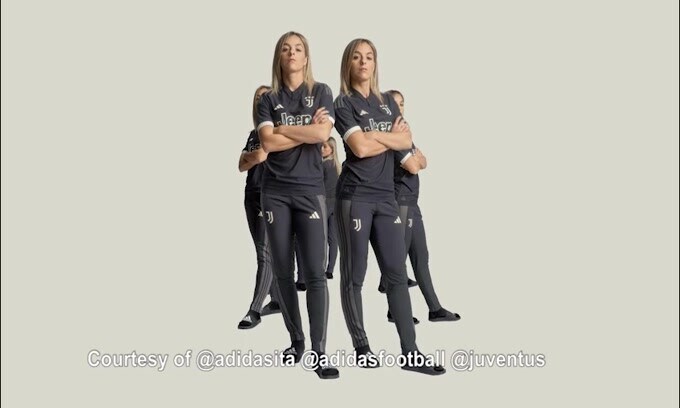 La Juve presenta la terza maglia: ecco le immagini