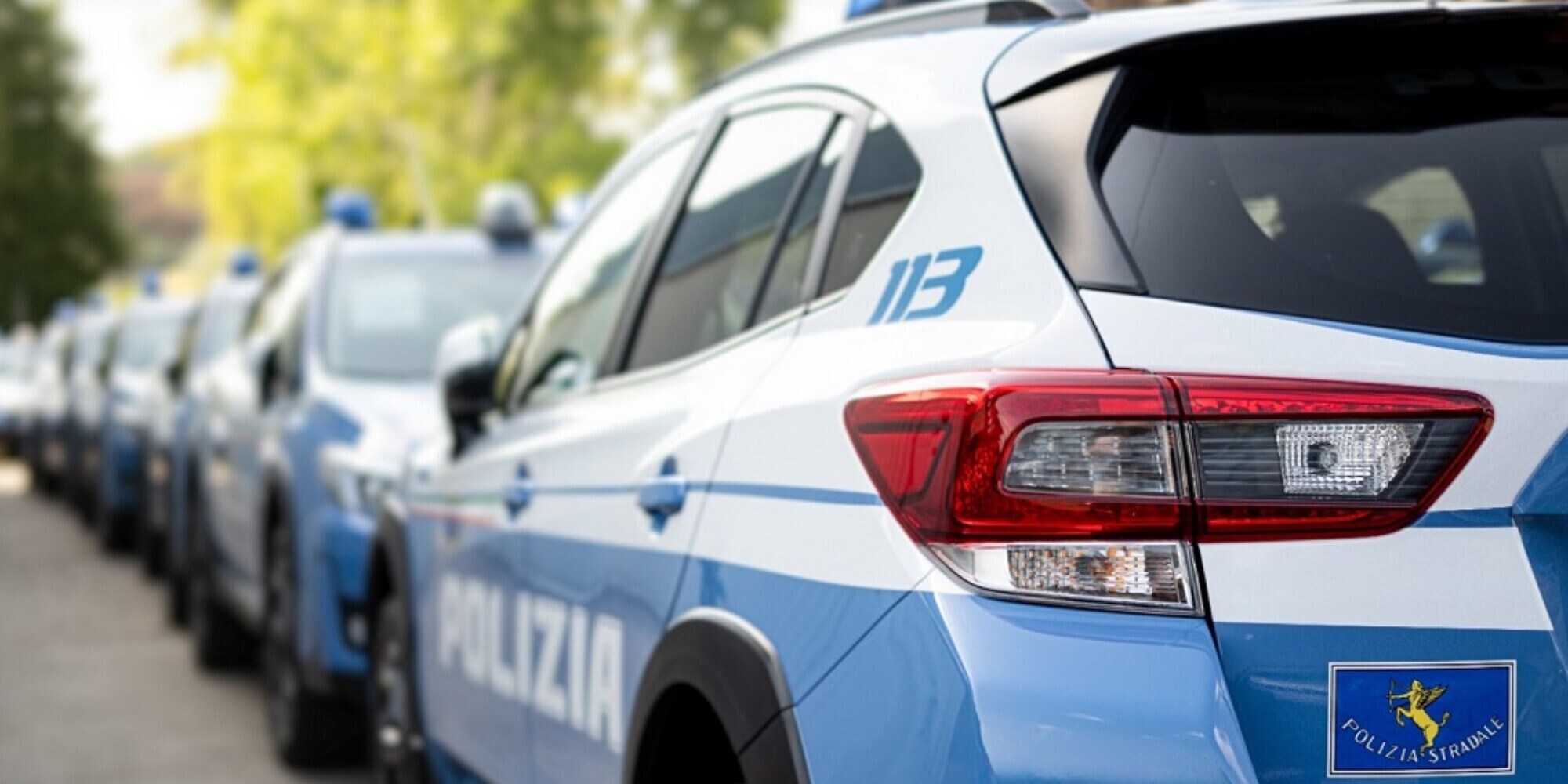 Ferragosto ad alta velocità: Polizia insegue fuggitivo con 1 kg di cocaina