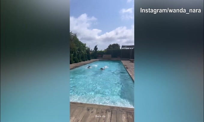 A bordo piscina c'è Icardi, Wanda: "Buongiorno"
