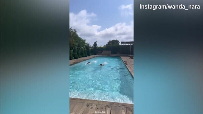 A bordo piscina c'è Icardi, Wanda: "Buongiorno"