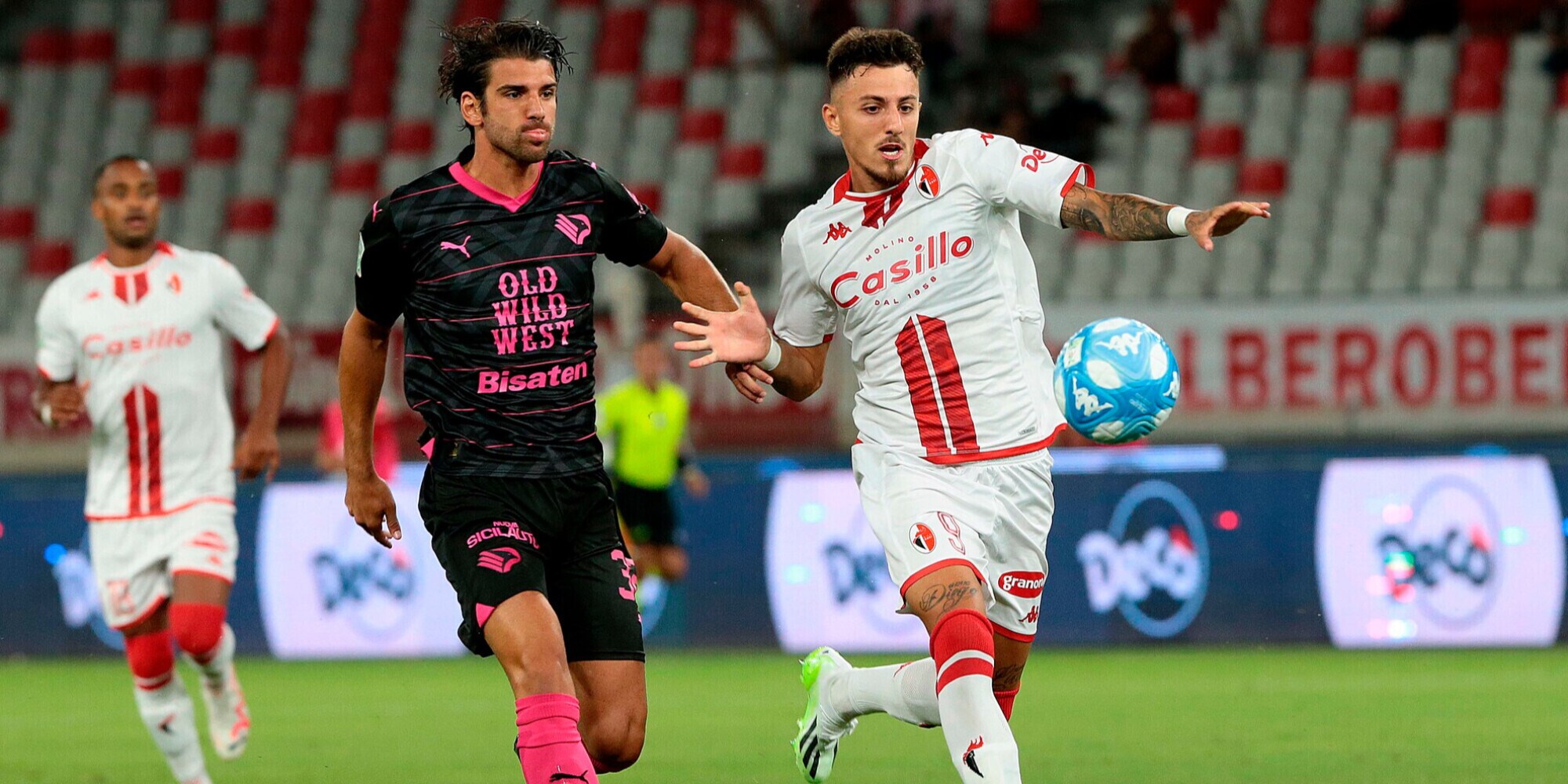 Serie B, il Bari resiste in 9 contro il Palermo: al San Nicola finisce 0-0