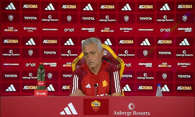 Mourinho: "Ai tifosi chiedo di giocare con noi come attaccanti"