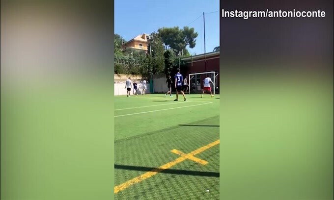 Domenica 20 agosto, caldo soffocante: Antonio Conte regala colpi di grande calcio