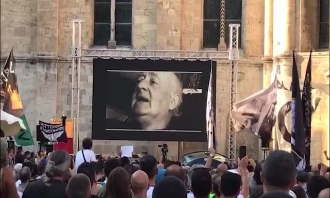 Mazzone, applausi della folla all'uscita del feretro