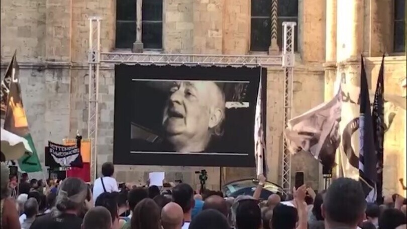 Mazzone, applausi della folla all'uscita del feretro