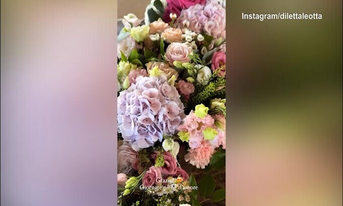 Diletta si gode i fiori: "Giornate piene d'amore"
