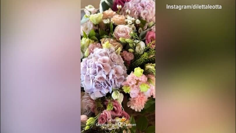 Diletta si gode i fiori: "Giornate piene d'amore"