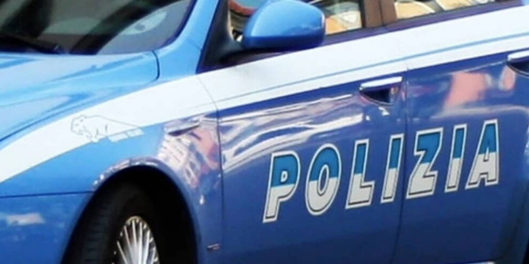 Viaggia contromano sull'A4, poi il sinistro e il furto di un'altra auto per fuggire