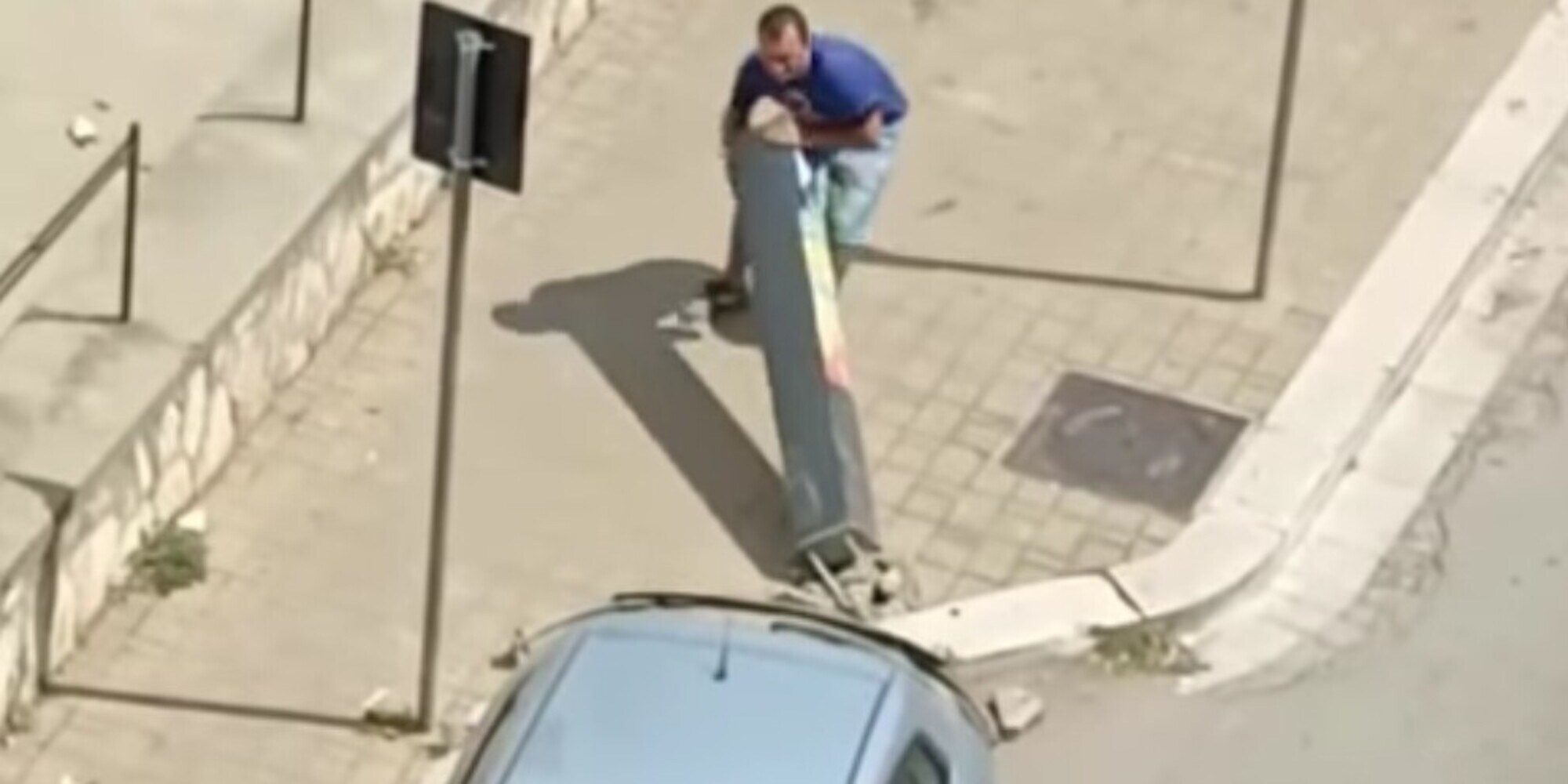 Si porta via un parchimetro rubato in strada: prima la fuga, poi l'arresto