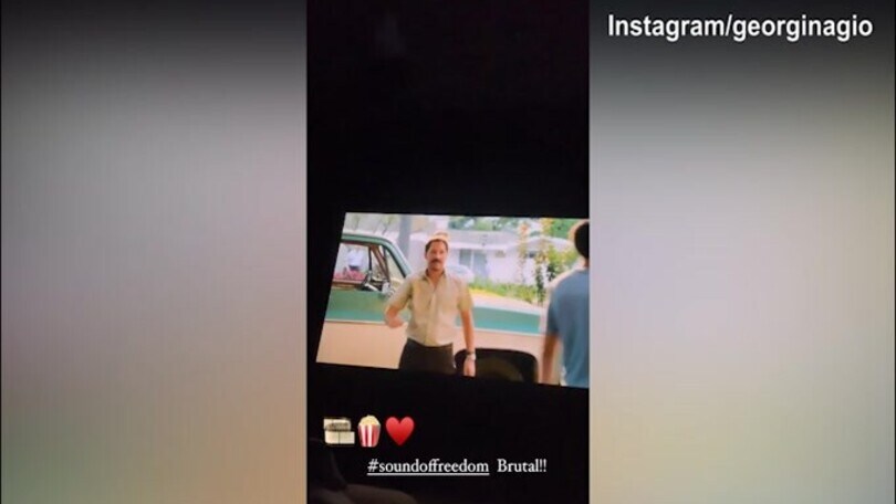 Georgina e CR7, serata tranquilla davanti al megaschermo