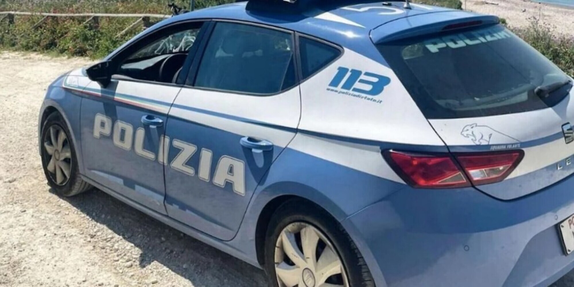 Ladro romantico: ruba auto ai neo sposi, poi si dispiace e la riconsegna