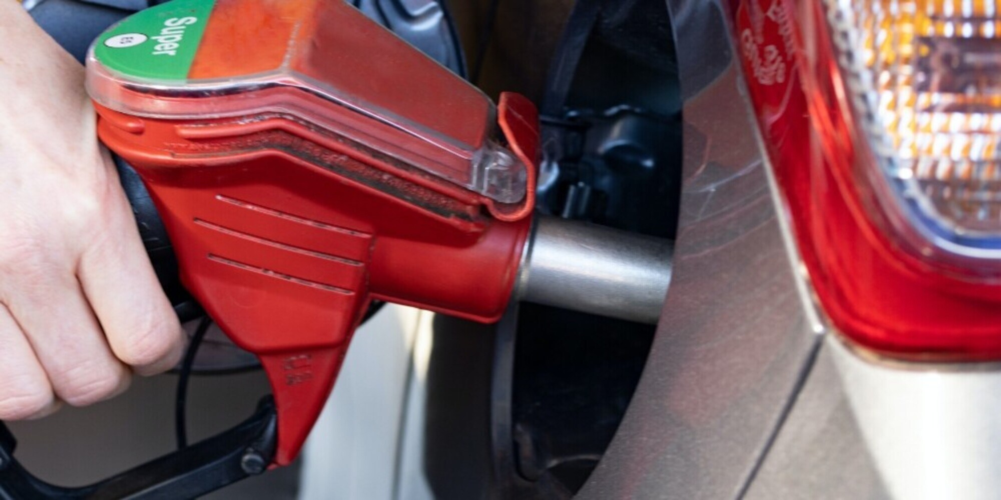 Allarme carburanti, non c'è tregua: benzina sale al self, ora a1,955 euro