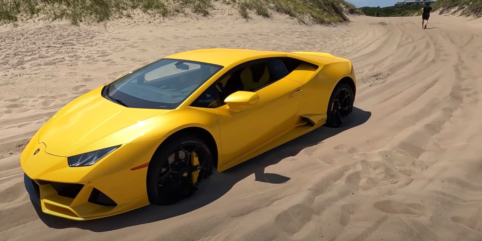 Guida la Lamborghini fino al mare e si arena sulla sabbia