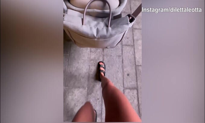 Diletta Leotta, passeggiata con la piccola Aria..