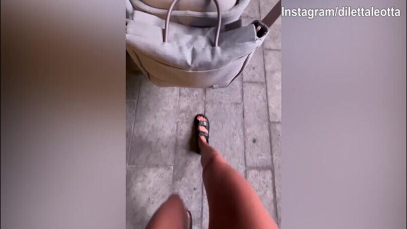 Diletta Leotta, passeggiata con la piccola Aria..