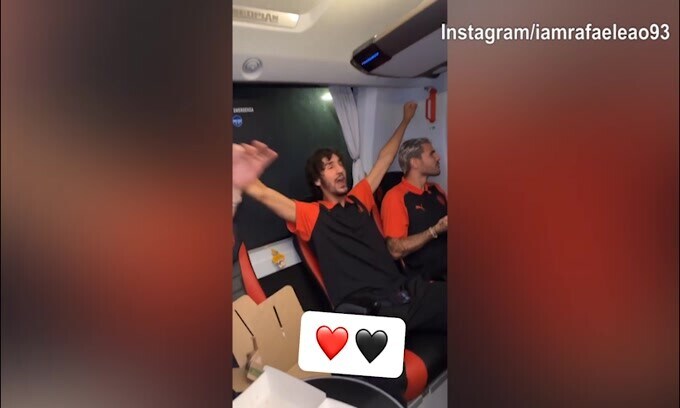 Leao ed il Milan festeggiano in pullman, parte il coro contro la Juventus
