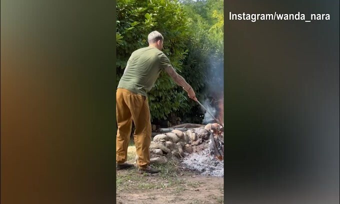 Ecco la domenica in casa Icardi-Nara: l'attaccante si diverte alla griglia...