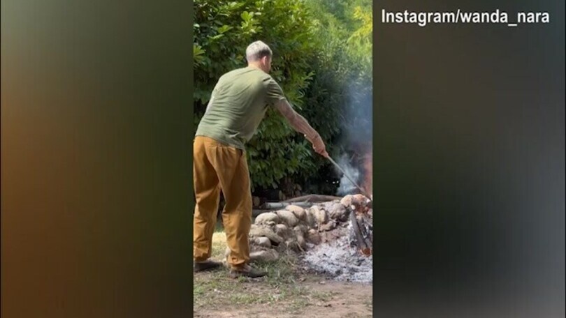 Ecco la domenica in casa Icardi-Nara: l'attaccante si diverte alla griglia...
