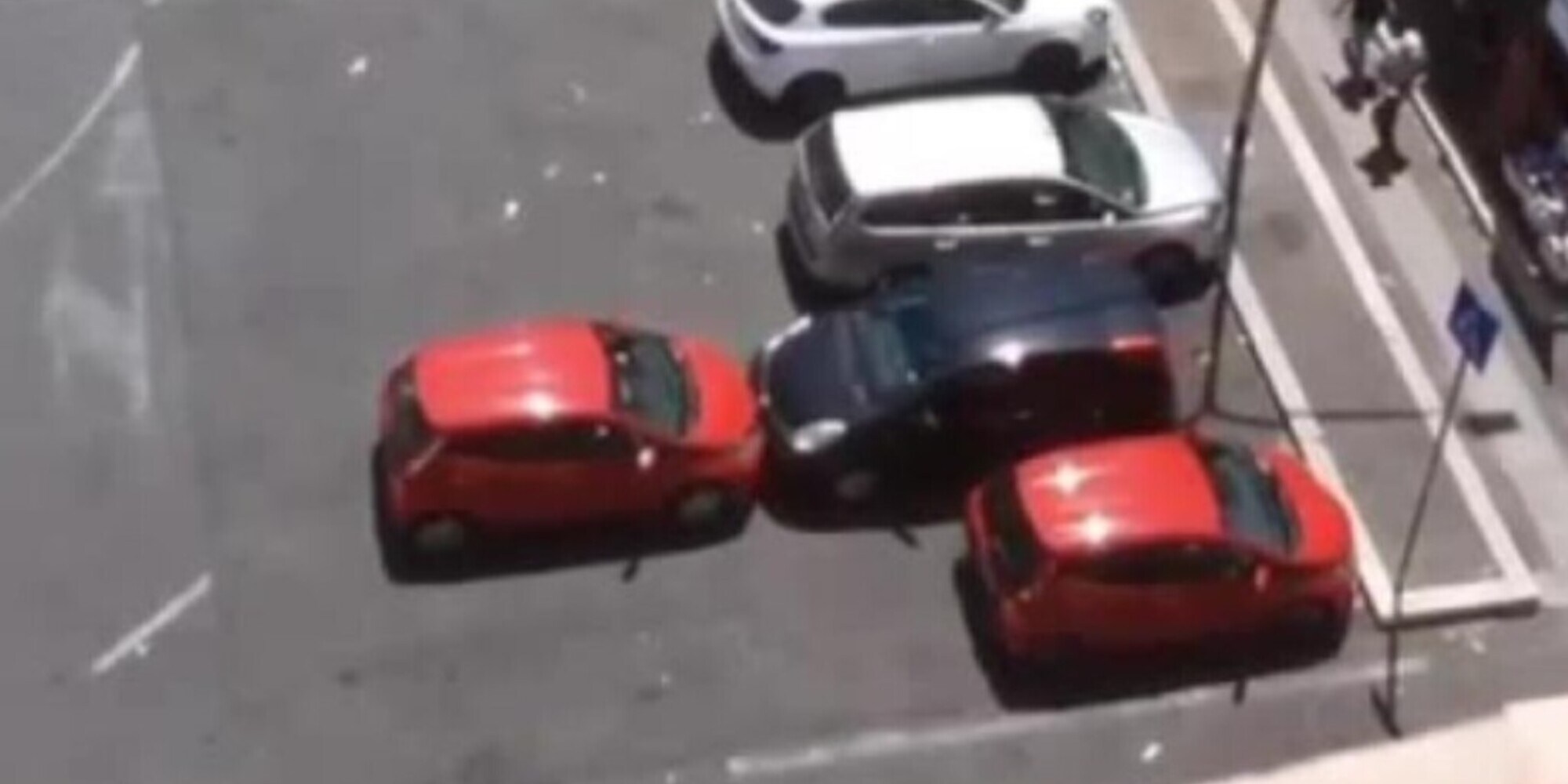 Un'automobile non lo fa uscire dal parcheggio: la spinge via con la sua