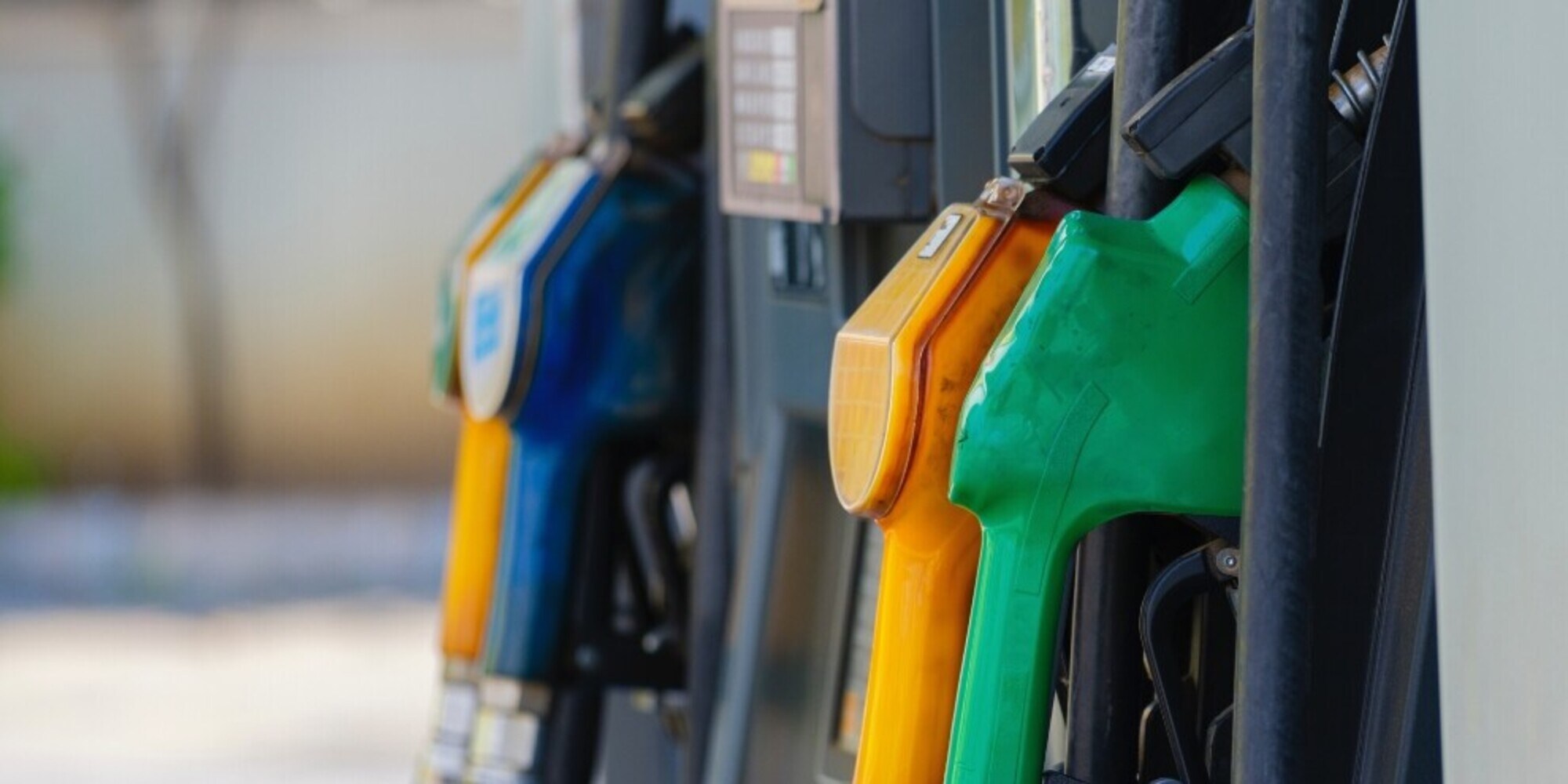 Benzina, piccoli ritocchi, c'è l'aumento: ora è a 1,86 euro/litro al self service