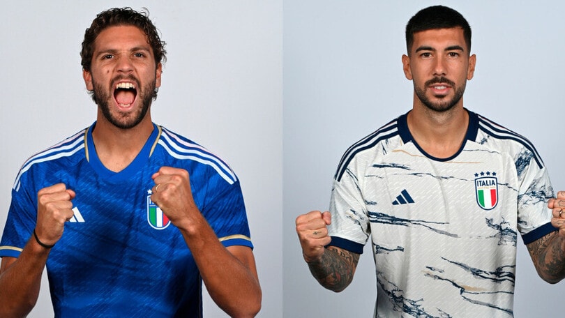 Da Locatelli a Zaccagni: gli Azzurri in posa con la maglia della Nazionale