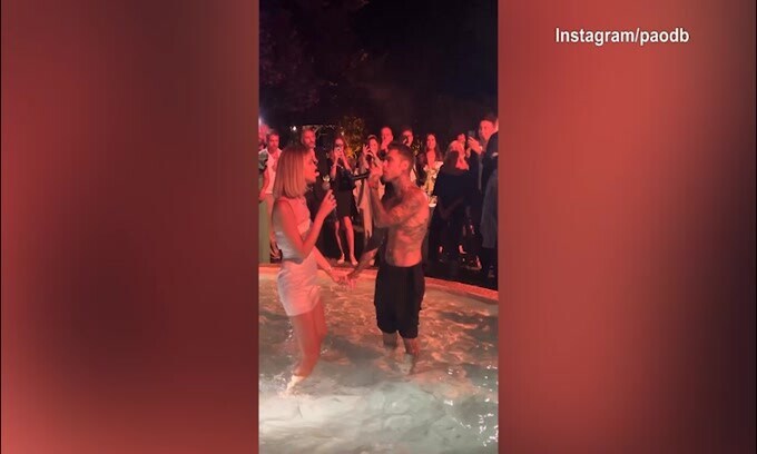 Matrimonio frizzantino: Fedez e Chiara Ferragni si esibiscono... in una fontana!
