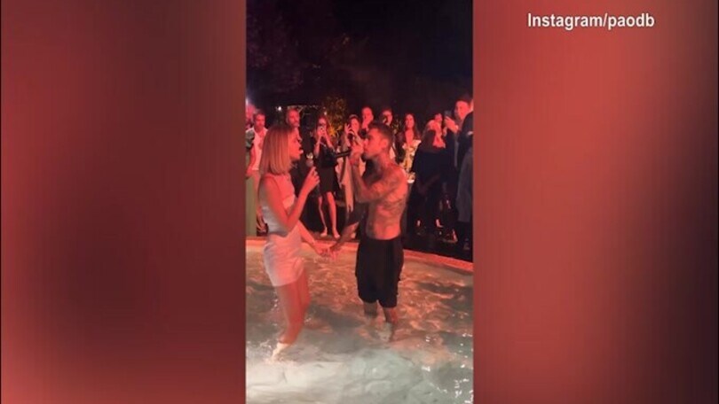 Matrimonio frizzantino: Fedez e Chiara Ferragni si esibiscono... in una fontana!