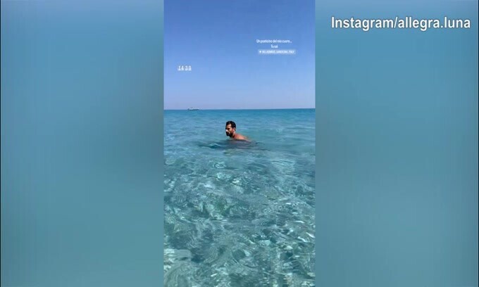 Candreva nuota nel mare della Sardegna nel giorno di riposo