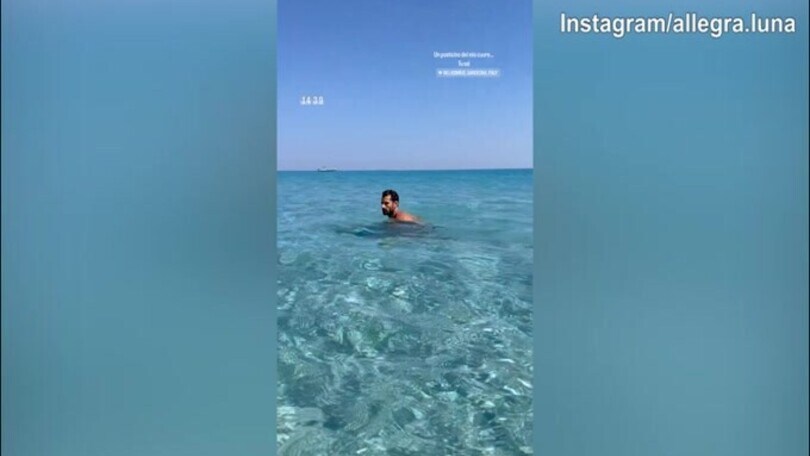 Candreva nuota nel mare della Sardegna nel giorno di riposo