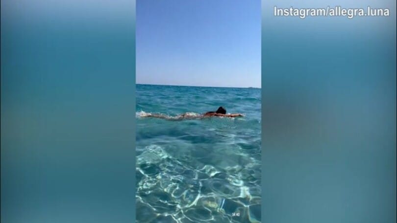 Lady Candreva sembra una sirenetta nel mare della Sardegna
