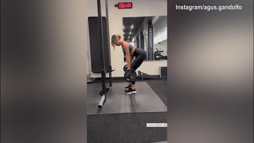 Palestra per un lato B da urlo: Lady Lautaro si allena