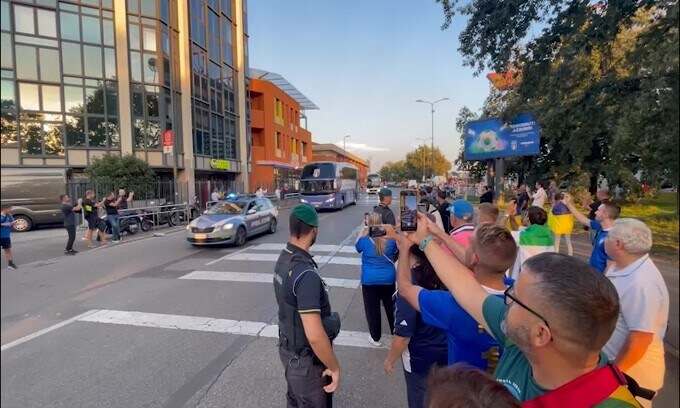 Italia-Ucraina, l'arrivo del pullman degli Azzurri a San Siro