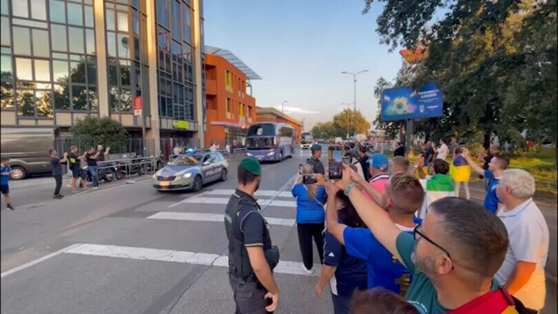Italia-Ucraina, l'arrivo del pullman degli Azzurri a San Siro