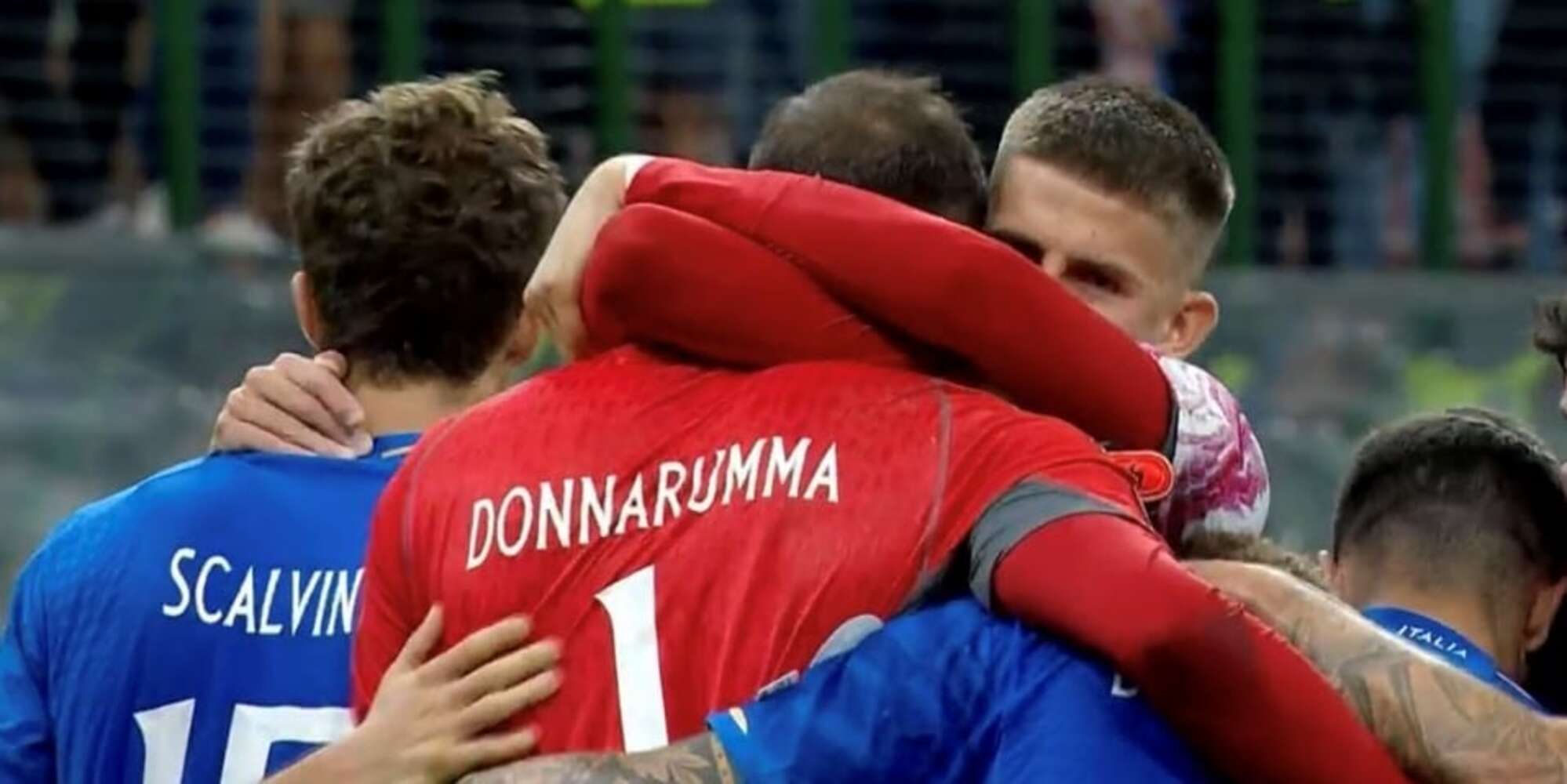 L'abbraccio di Vicario a Donnarumma, spirito dell'Italia spallettiana