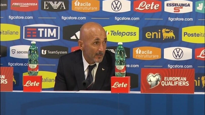 Cellulare suona in conferenza, Spalletti show: "Bisogna che tu risponda..."
