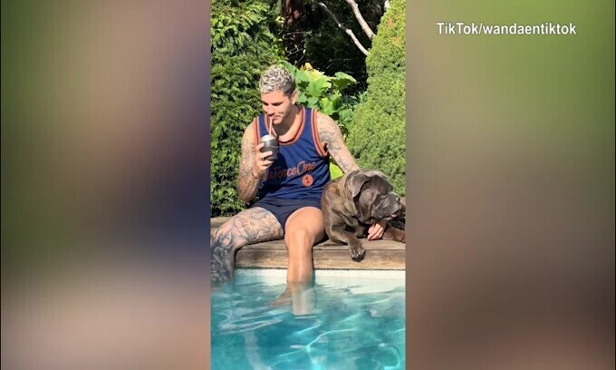 Piscina, mate e coccole: Icardi si rilassa