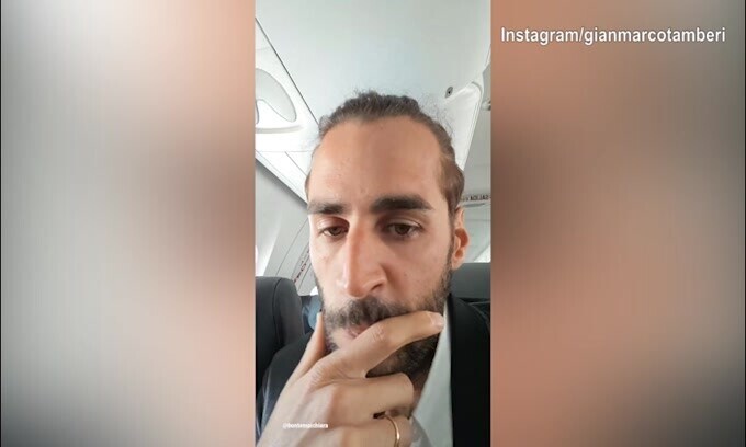 Ha sonno ma poi... canta! Tamberi si scatena in viaggio