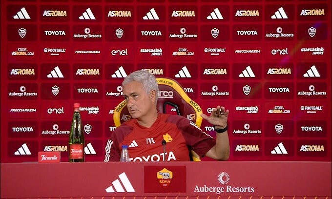 Mourinho: "Io con Totti ci parlo, ma non sono nessuno..."
